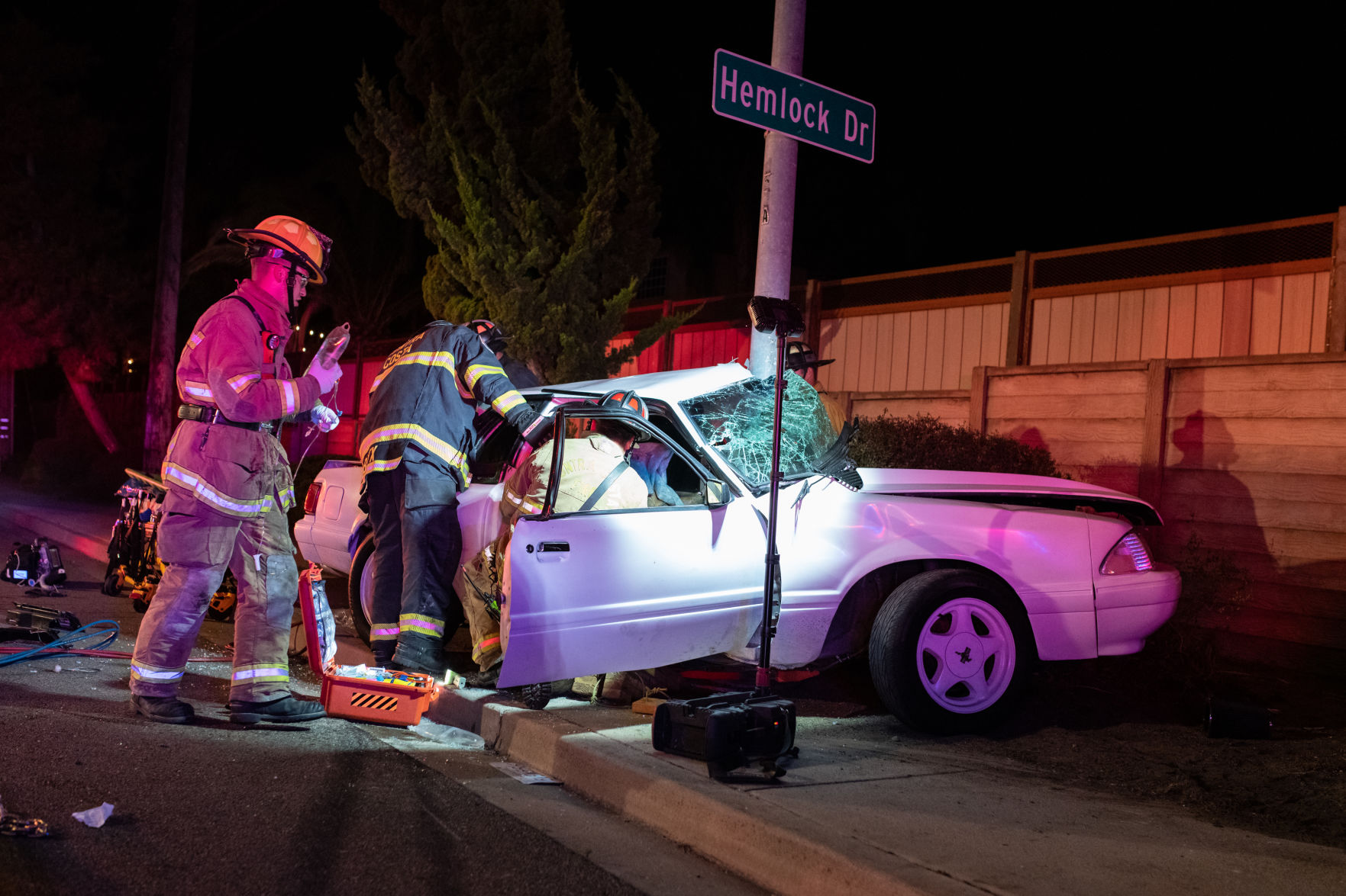 Car strikes light pole in Oakley
